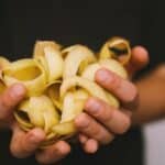 potato-vegetable-peels-in-children-hands-compost-2023-11-27-05-25-20-utc ¡Descubre lo último en belleza este 2024!