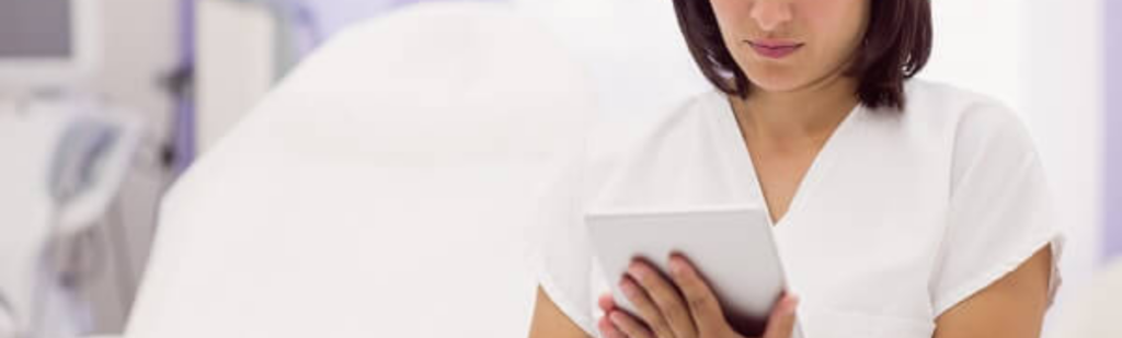 Profesional planificando un proyecto de estética con tablet.