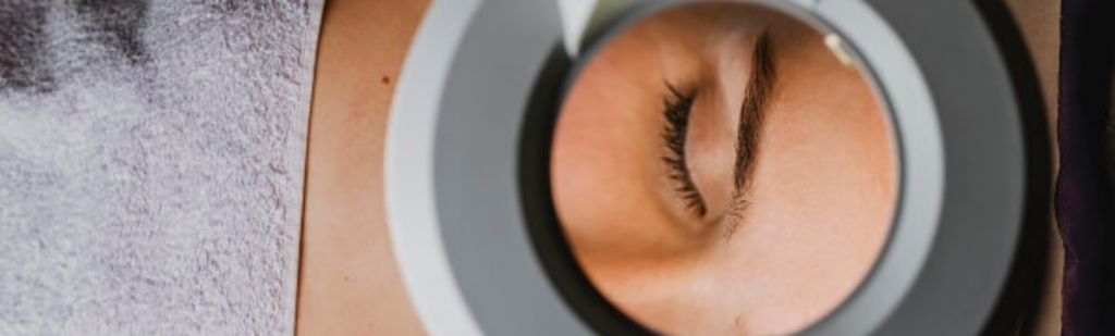 Centro de estética profesional realizando diagnóstico facial digital con tecnología avanzada y productos de fitocosmética natural para tratamientos personalizados y regenerativos en 2026