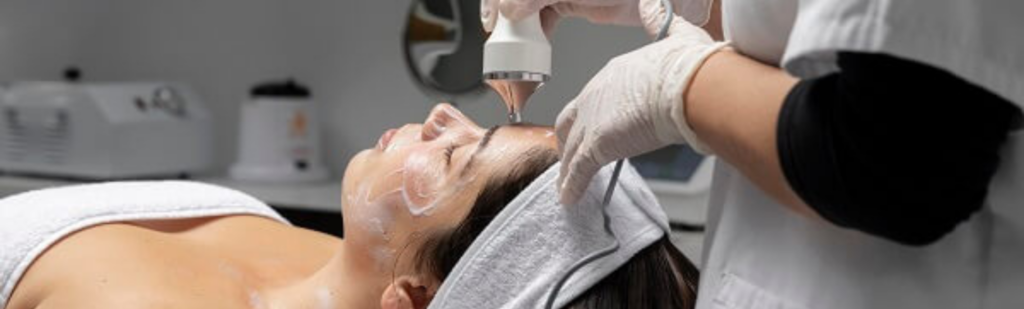 Profesional realizando uno de los tratamientos estética más rentables en cabina, combinando aparatología y cosmética profesional en centro de estética
