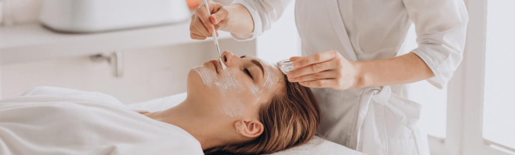 esteticista aplicando tratamiento facial con fitocosmética y activos vegetales en cabina profesional