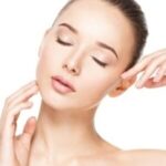 Mujer con piel y rostro cuidados con productos veganos