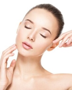 Mujer con piel y rostro cuidados con productos veganos