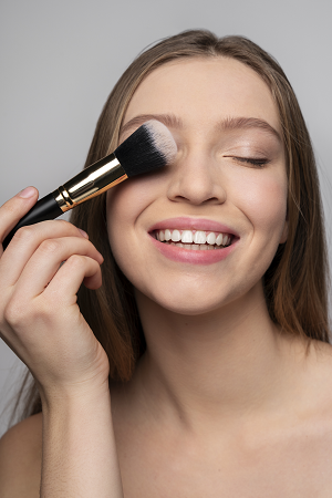 Mujer maquillándose con fito maquillaje natural profesional Vagheggi